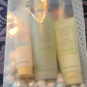 Brand New Mary Kay Satin Hands White Tea and Citrus Set